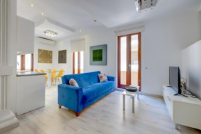 Stylish 2BR Apart, Steps Away from the Beach